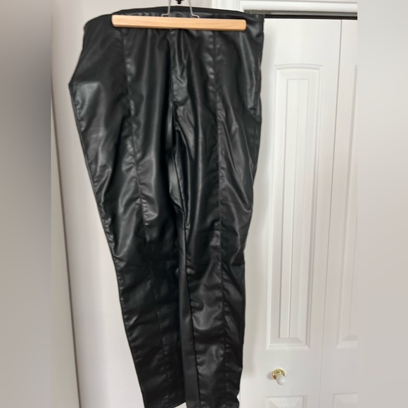 Faux leather legging - Picture 2 of 5